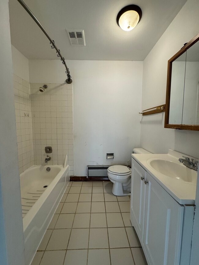 Building Photo - 901 E Chicago Ave