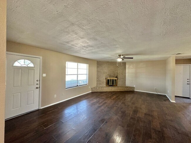 Building Photo - $300 Off 1st Months Rent!  Viewable Now!
