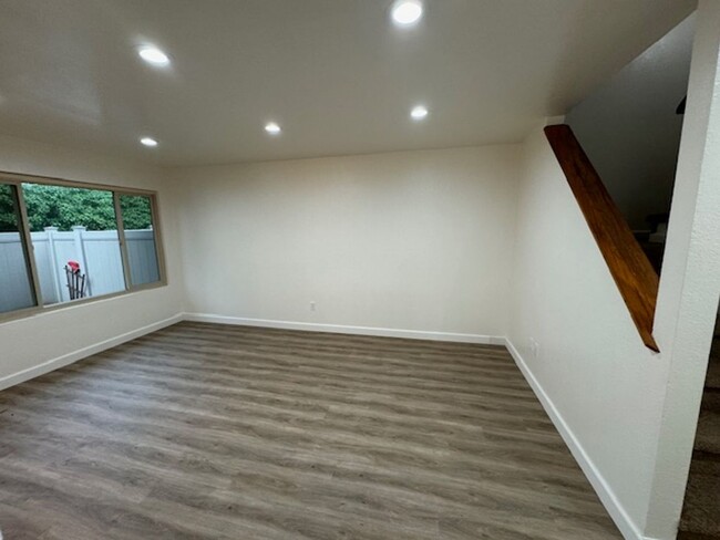 Building Photo - Beautiful 3 Bedroom, 1.5 Bath Townhome Ava...