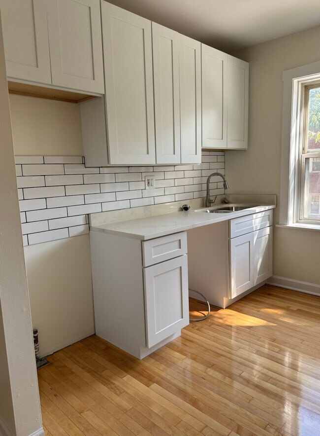 Foto del edificio - 3700 W Cornelia Ave