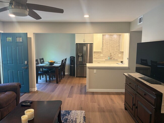 Foto del edificio - Capitola Knolls, Remodeled 3bd. 1.5ba two-level townhome