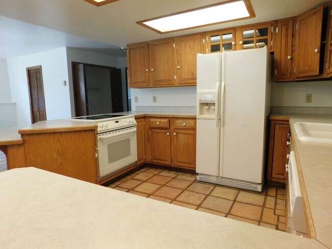 Building Photo - Spacious 3 Bed/2 Bath Home