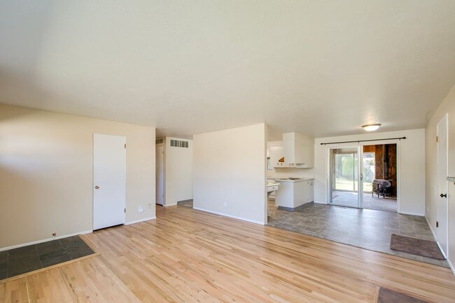 Building Photo - Boise Bench Home w/ Sun Room