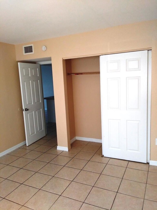 Building Photo - 2950 Royal Palm Ave