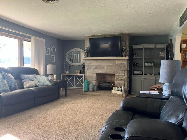 Building Photo - 9029 Green Meadow Dr