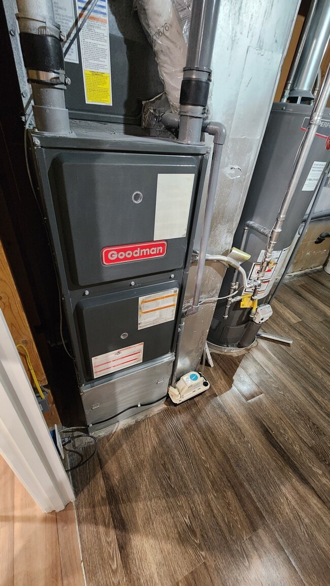 Building Photo - 14775 Robins Dr