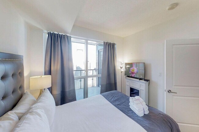 Building Photo - 386 Yonge St