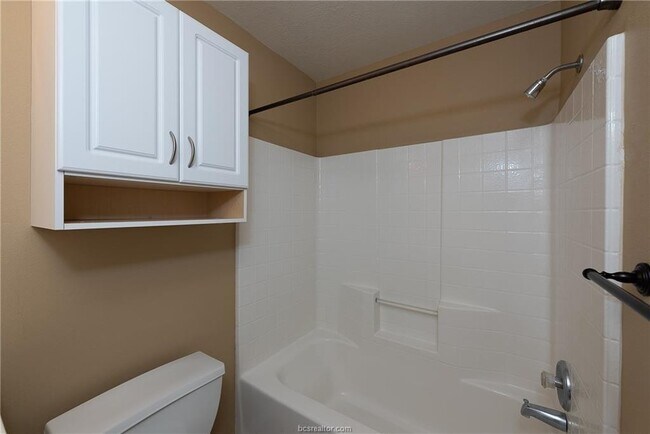 Foto del edificio - 1433 Western Oaks Ct