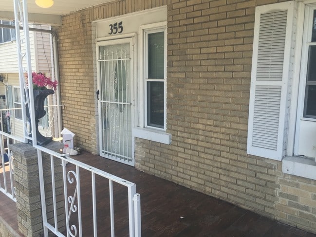 Building Photo - 355 Leon Ave