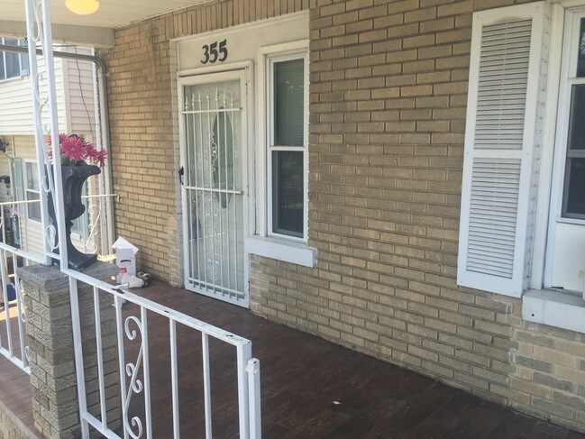 Foto del edificio - 355 Leon Ave