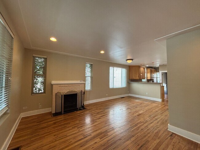 Foto del edificio - Cozy 2-bedroom bungalow! Detached 2-car garage!
