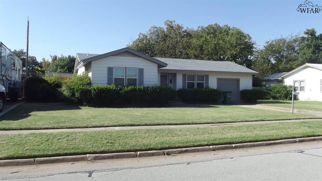 818 Chestnut St, TX 76354 House Rental in TX