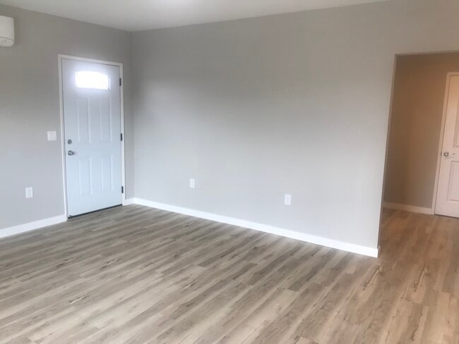 Foto del edificio - 7880 Laurelridge Rd