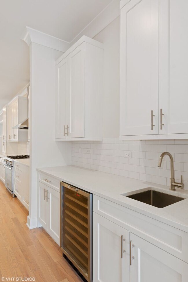 Foto del edificio - Condo Quality 3,400 SF Duplex Down in Roscoe Village, Pet Friendly Available August 1st