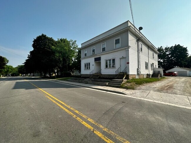 Building Photo - 8268 Cty Hwy W Quadruplex