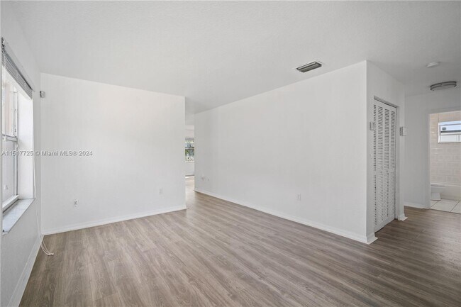Foto del edificio - 244 NW 179th St
