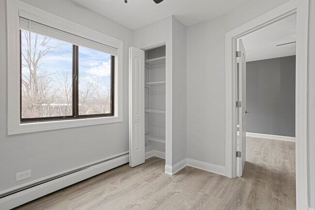Foto del edificio - 6816 N Ridge Blvd