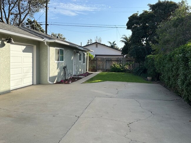 Foto del edificio - Beautiful 2 Bd./1 Ba. Remodeled rear home in NE Santa Maria