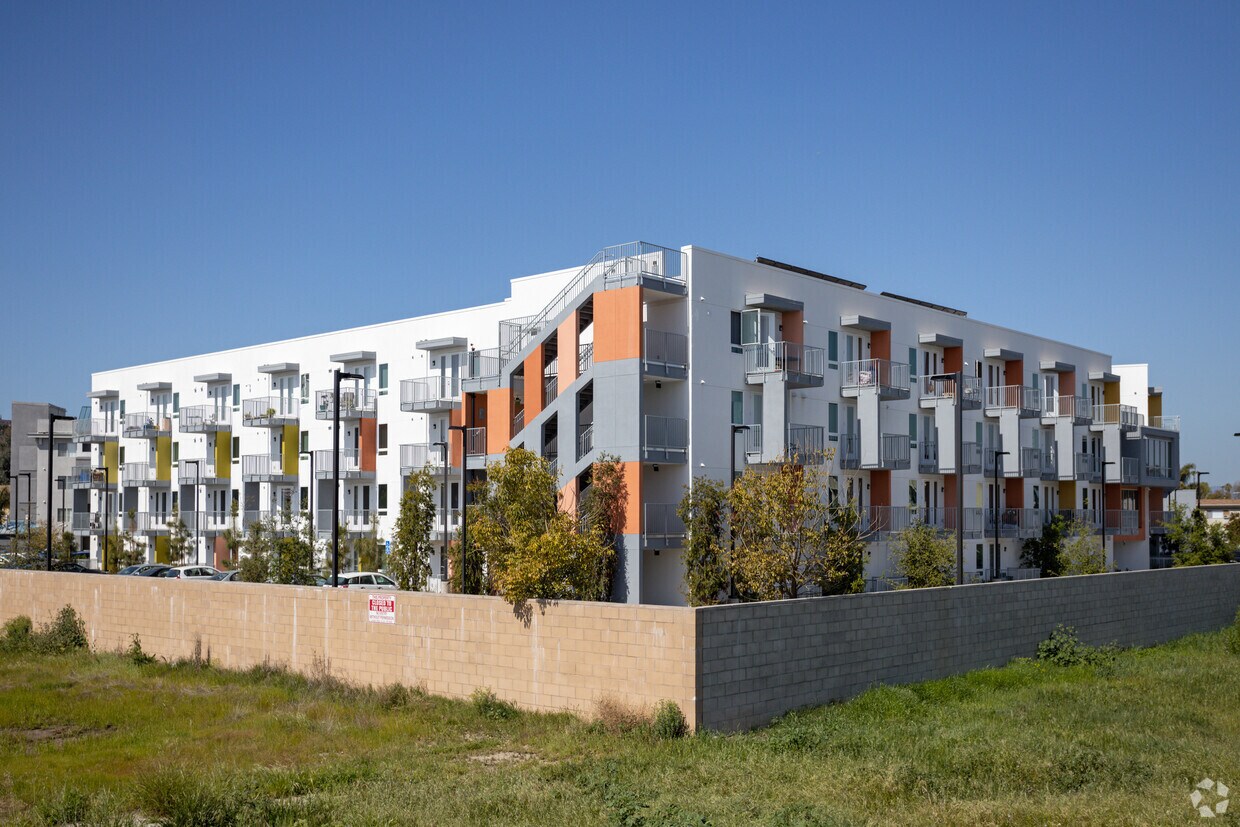 Foto principal - Metro @ Buckingham Senior Apartments