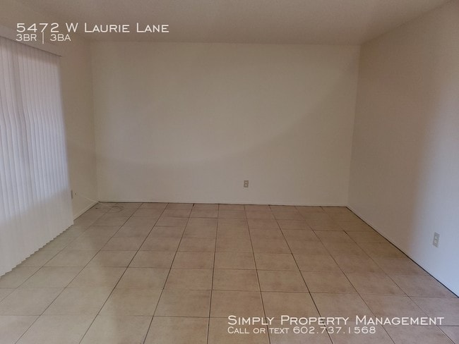 Building Photo - Spacious 3 bedroom 2.5 bathroom Townhouse!