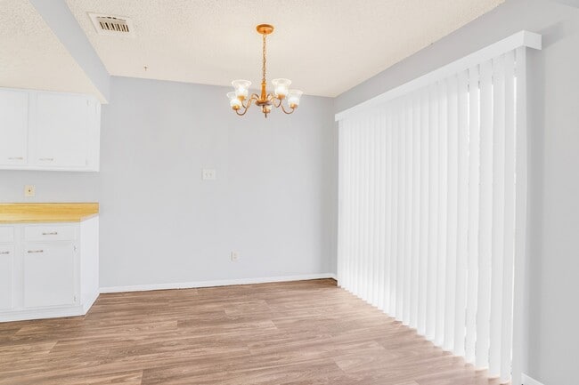 Building Photo - 15707 Baytree Dr