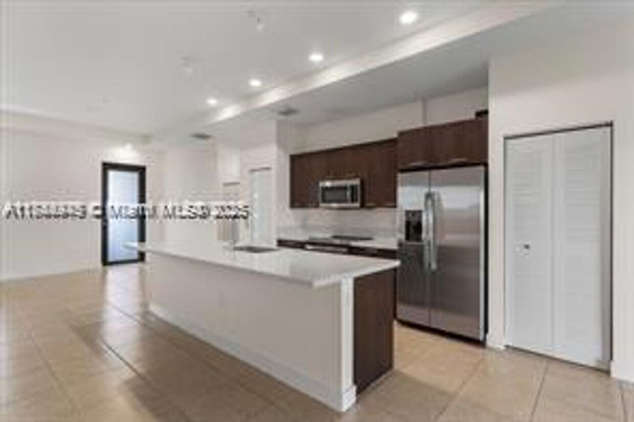 Foto principal - 8031 NW 104th Ave