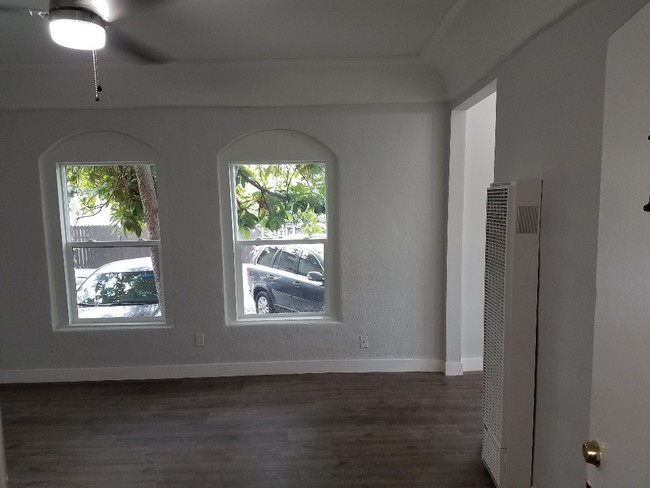 Building Photo - 125 W Palmer Ave