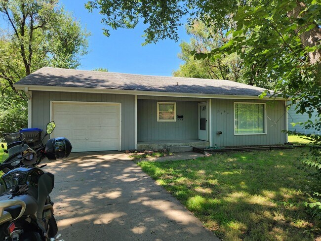 Foto del edificio - Big 3BR, 1.5 Bath rancher with garage and ...