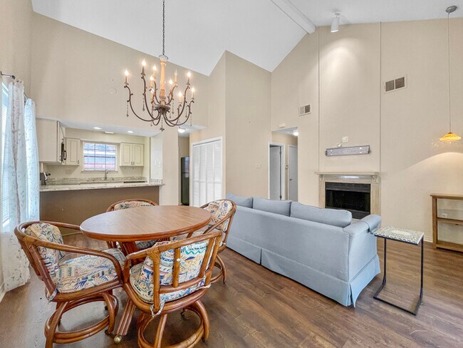 Foto del edificio - Spacious home featuring multiple bedrooms ...