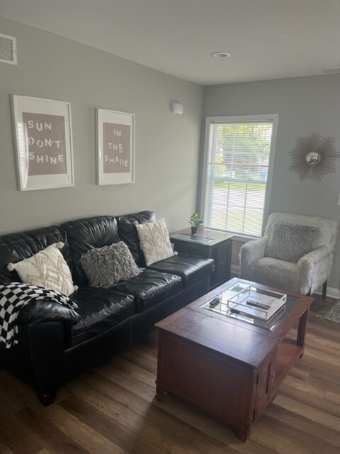 Foto del edificio - 220 Westwood Ct