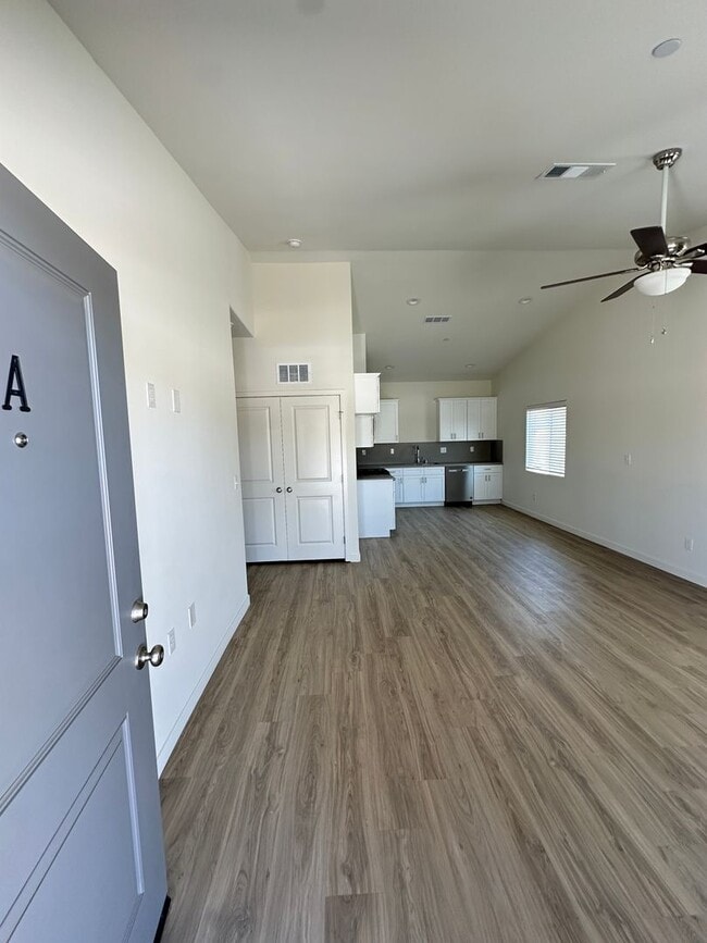 Building Photo - Spacious 5-Bedroom Townhome in Northwest B...