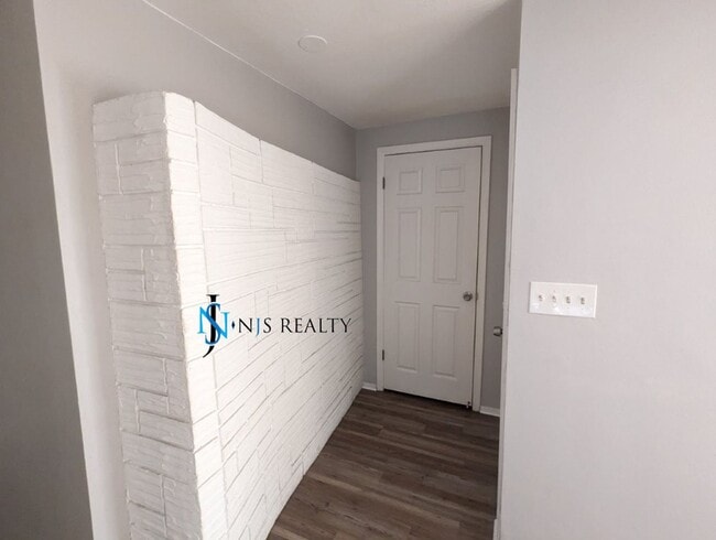 Foto del edificio - 2/2/1 with  RENOVATED baths & kitchen, fenced yard, NEW lvp flooring and a OVERSIZED lanai!