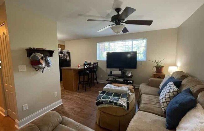 Building Photo - Amazing 2 Bedroom - 1 Bath Condo in University Heights