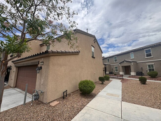 Foto del edificio - Charming 2-Story Townhome | 2 Bedrooms, 2 Baths & Community Pool