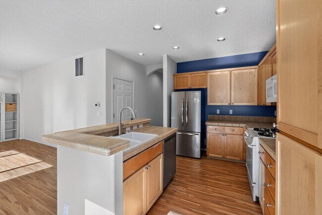 Building Photo - 472 NE 60th Ave