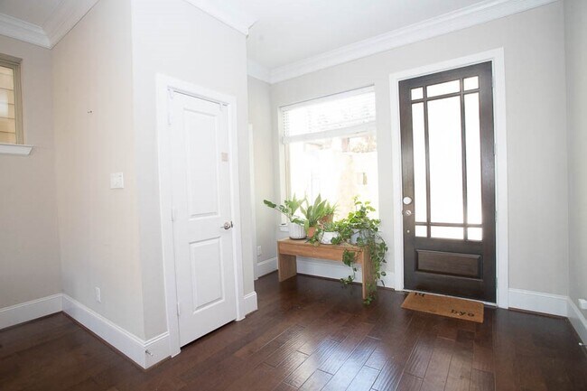 Foto del edificio - 8804 Narrow Leaf St