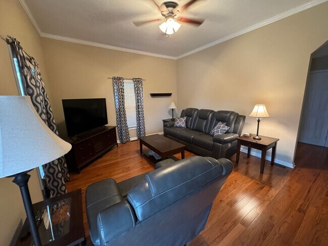 Foto del edificio - MOVE-IN READY!