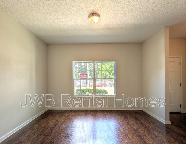 Building Photo - 925 Killarney Ave
