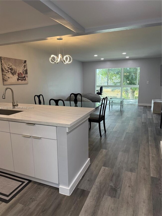 Foto del edificio - 1000 Country Club Dr