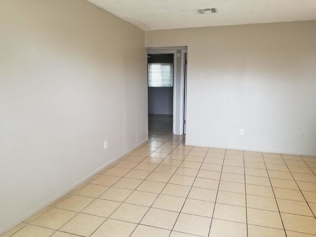 Building Photo - FANTASTIC TWO BEDROOMS 1 BATHROOM NORTH PH...