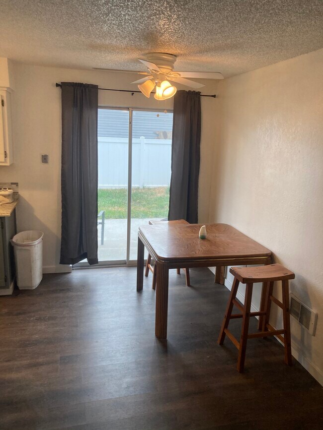 Foto del edificio - 625 Wildrose Ln