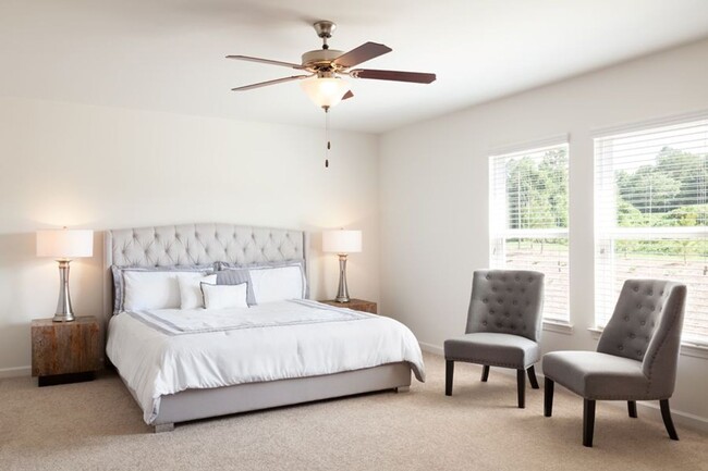 Building Photo - Two-story, 5 bed room, 3 bathroom, 3 livin...