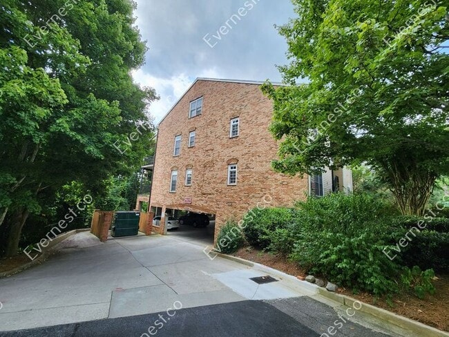 Building Photo - 312 Creek View Ln