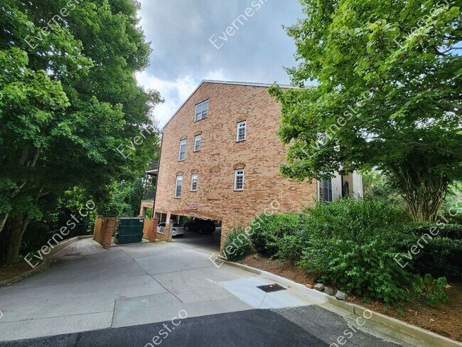 Foto del edificio - 312 Creek View Ln