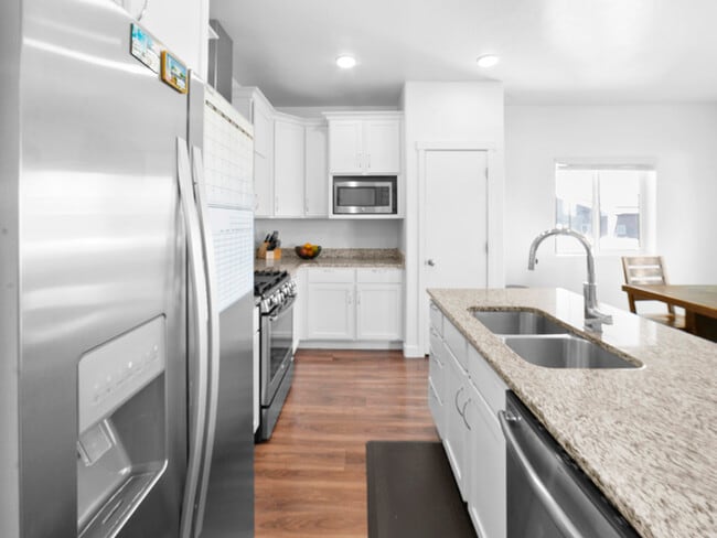 Building Photo - Modern Gem in West Jordan!