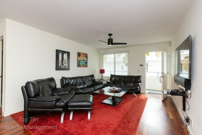 Foto del edificio - 2-bed, 2-bath 972sqft condo, walking distance to beach in Carlsbad Village, literally one block o...