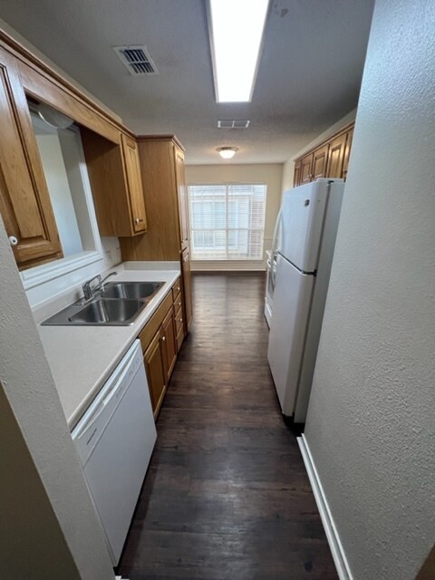 Kitchen - 1706 Woodside Ln