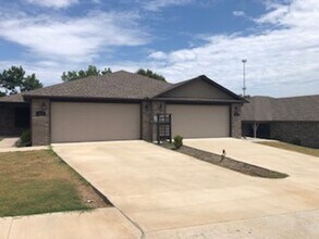 Building Photo - 9101 Chanel Pl