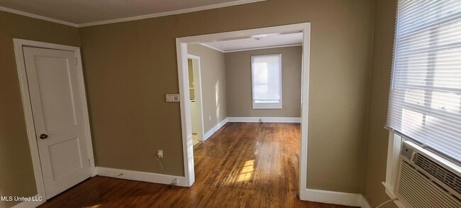 Building Photo - 327 Decelle St