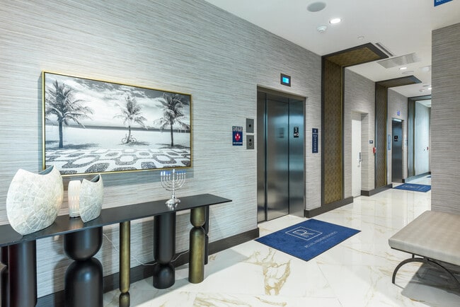 Building Photo - 485 E Royal Palm Rd